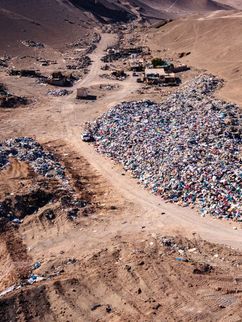 268350841 Friedhof für gebrauchte Kleidung in der Atacama-Wüste