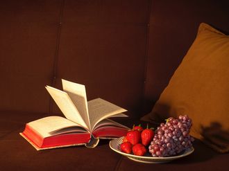 Stillleben mit aufgeschlagenem Buch.
