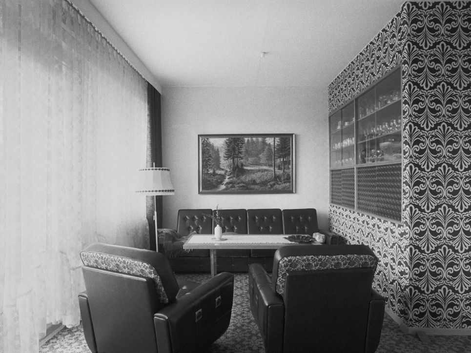 Tisch, Sessel, Sofa, Stehlampe im Wohnzimmer des Wohnungstyps P2.