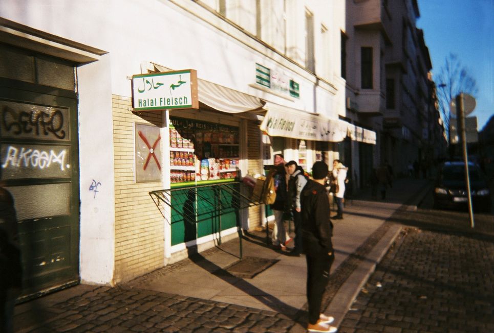 Straßenszene mit einer jungen Person.