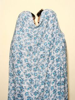 Zwei Männer, stehend in eine dünne Decke mit Blumenmuster gehüllt.