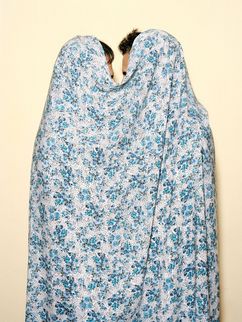 Zwei Männer, stehend in eine dünne Decke mit Blumenmuster gehüllt.