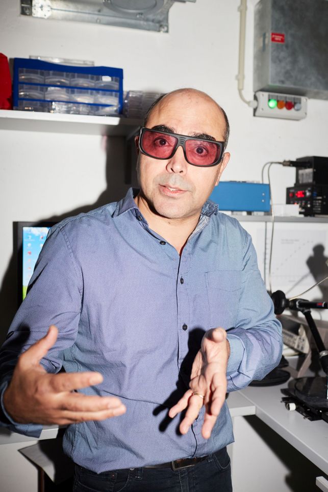 Ein Wissenschaftler mit Schutzbrille.