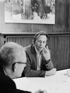 Andreas Wirsching und Harald Welzer an einem Tisch im Gespräch.