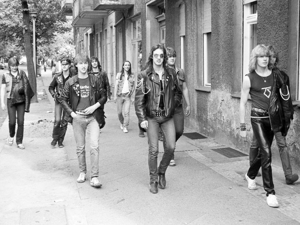 Heavys in Berlin-Weißensee. Das gemeinsame Outfit: Turnschuhe oder Stiefel, Hosen und Jacken aus Leder oder Denim und ein Band-Shirt, dazu Nieten, Armbänder, Anstecker und/oder Aufnäher.