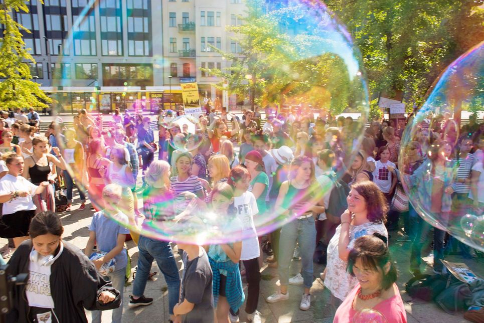 Demonstrierende Schülerinnen und Schüler mit Seifenblasen.