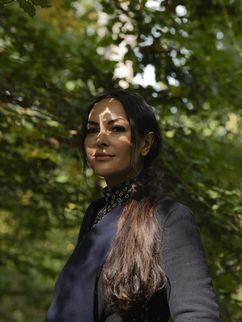 Donya Gilan im Wald
