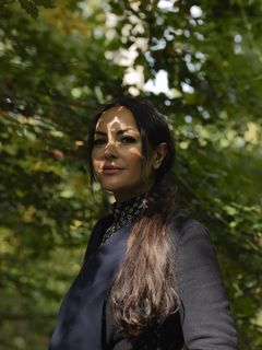 Donya Gilan im Wald