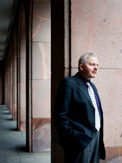 Jörg Muskatewitz in einem Säulengang.