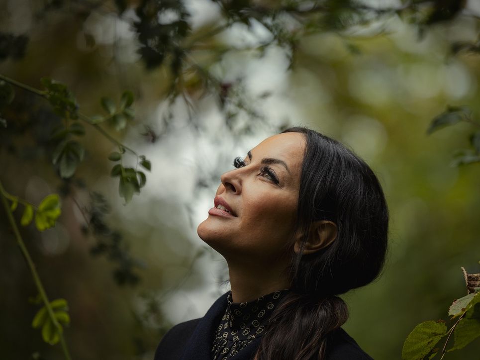Donya Gilan im Wald - Nahaufnahme vom Gesicht - Leibniz Magazin 