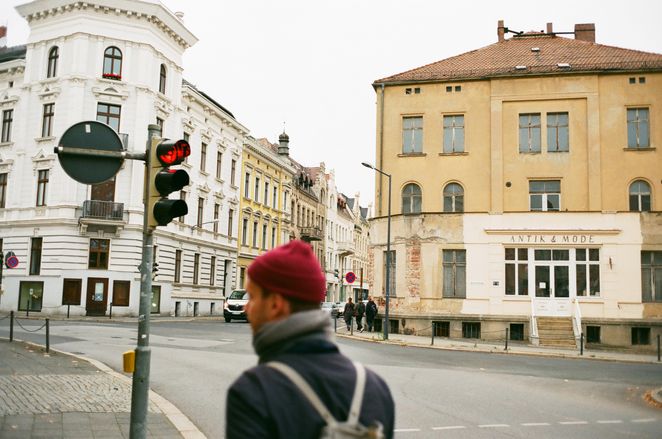 Mann mit roter Mütze in der Innenstadt.