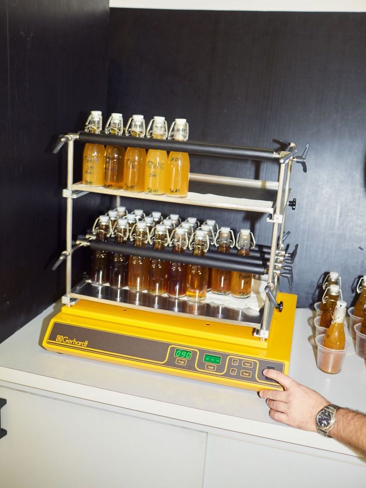 Bier in kleinen Bügelflaschen auf einer Waage.