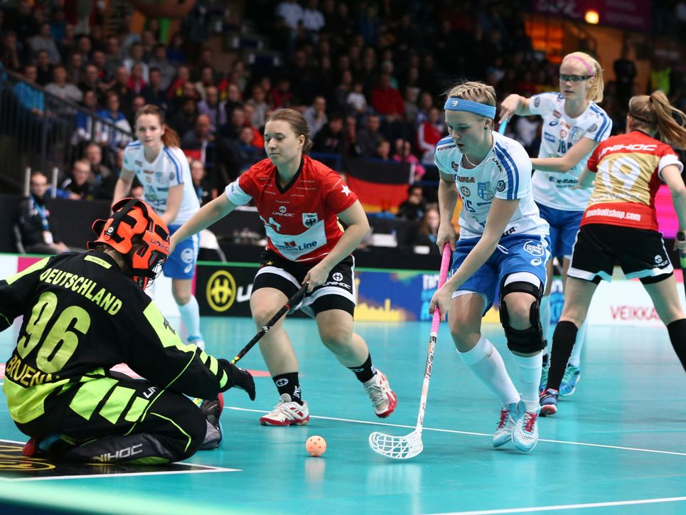 Eishockeyspielerinnen in Aktion.