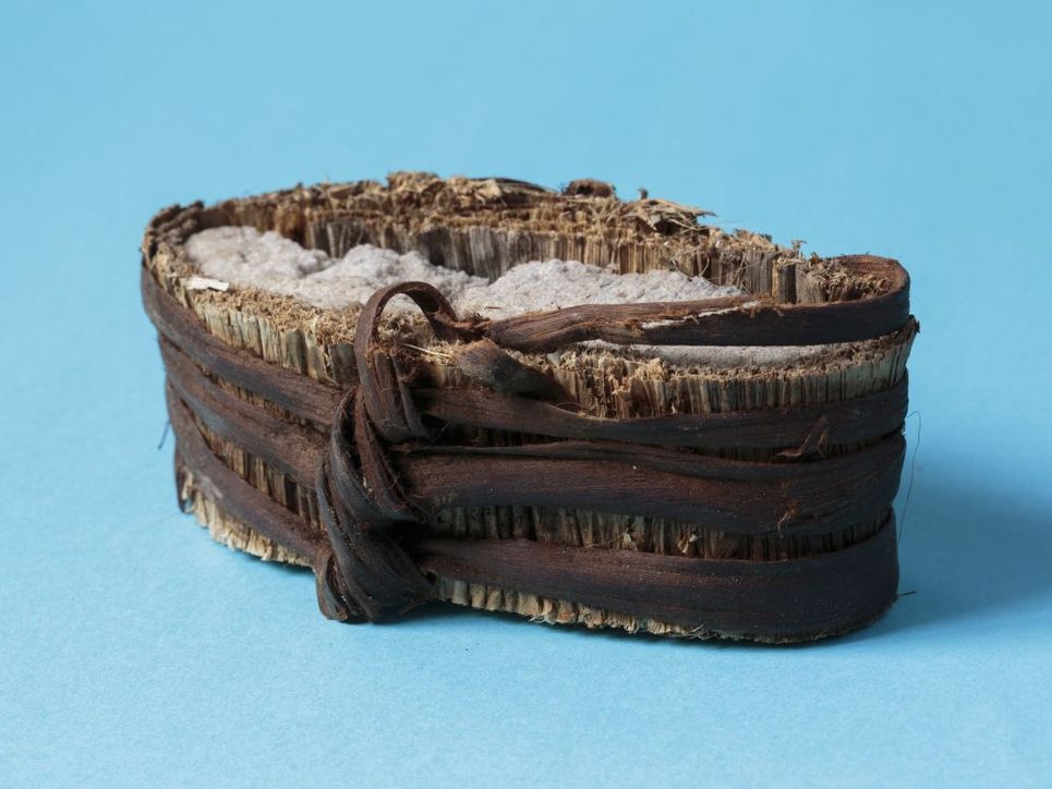 Salz in einem Behältnis aus Naturfasern.