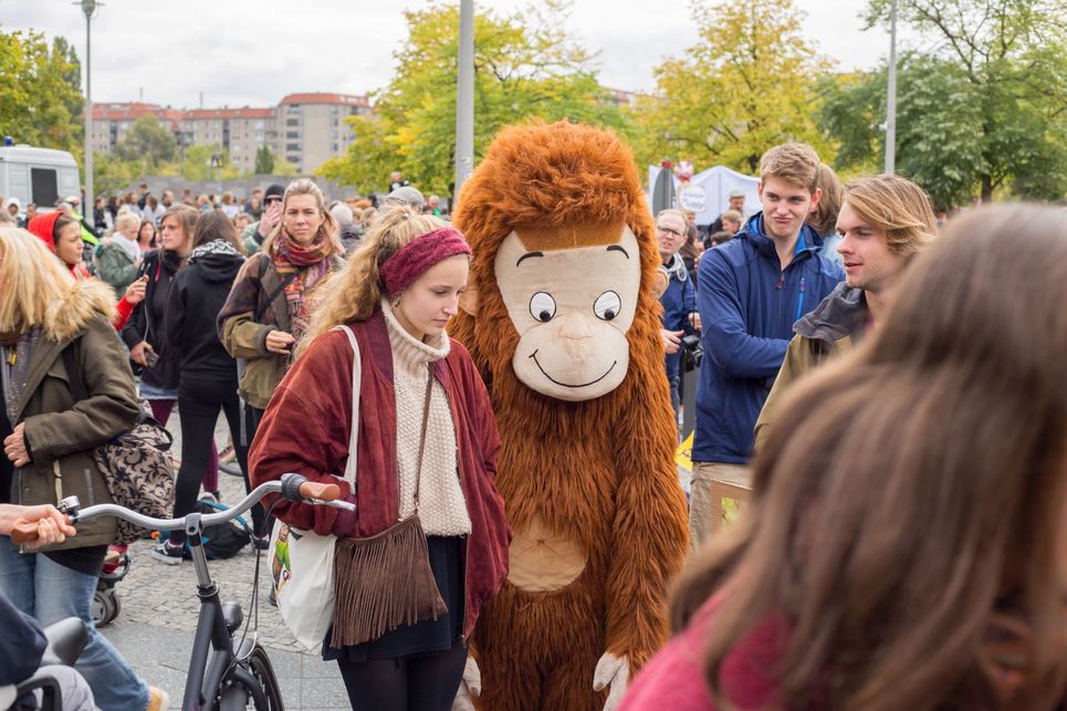 Demonstrantin neben einem Fury-Affen.