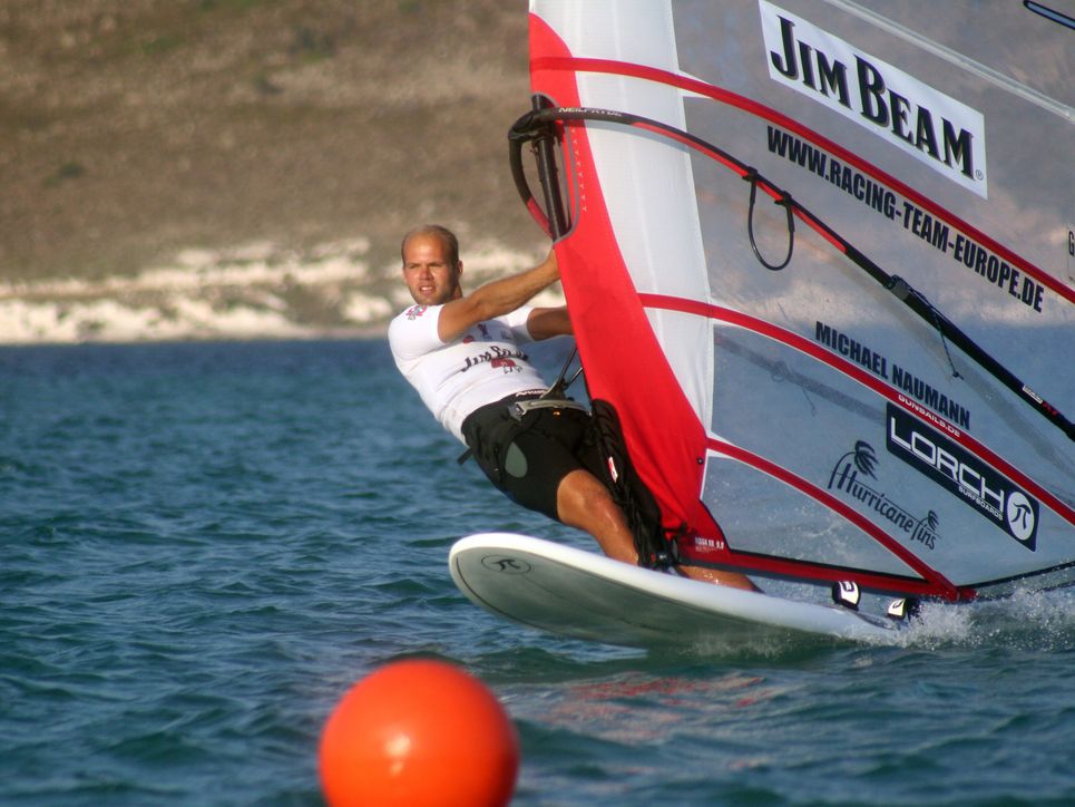 Michael Naumann beim Windsurfen.