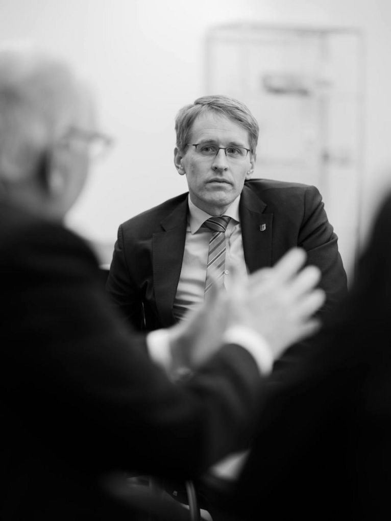 Daniel Günther hört Matthias Kleiner zu.