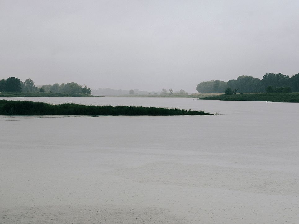 Eine Buhne ragt in den Fluss hinein.