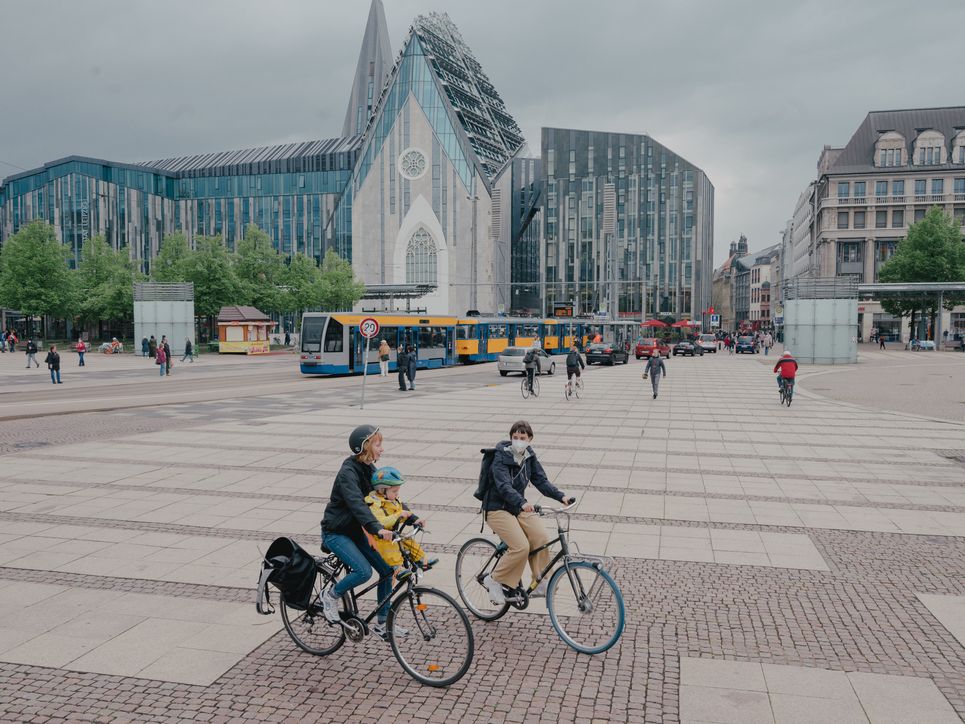 Liina Tõnisson mit ihrer Tochter und unserer Reporterin Amelie Berboth auf dem Fahrrad in der Leipziger Innenstadt
