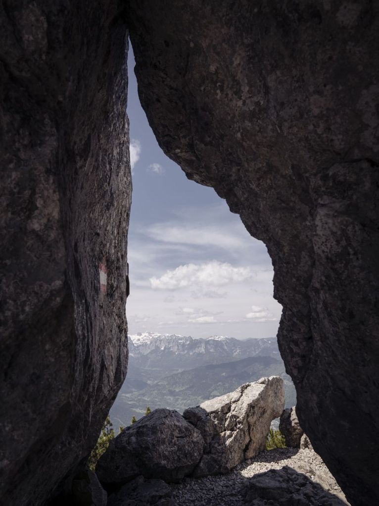 Felsspalte mit Ausblick auf Bergpanorama Dokumentation Obersalzberg Berchtesgaden Leibniz Magazin 