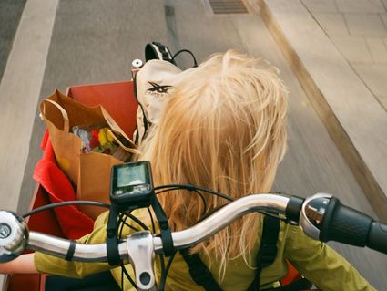 Blondes Mädchen im Lastenfahrrad - Leibniz Magazin