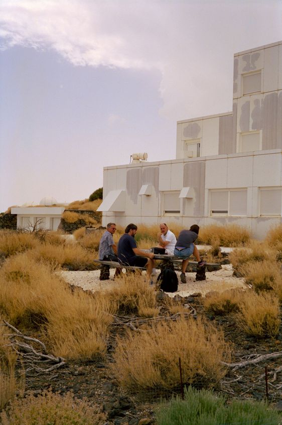  Wolfgang Schmidt, Thomas Berkefeld, Oliver Wiloth und Hanna Strecker an einem Picknicktisch vor dem Forschungsinstitut.