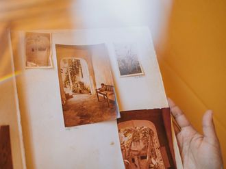 Alte Bilder in einem geöffneten Fotoalbum 