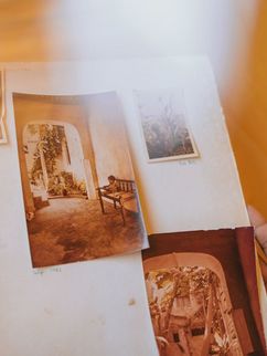 Alte Bilder in einem geöffneten Fotoalbum 
