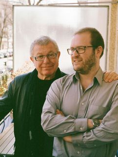 Daniel und Noam Libeskind. Der Vater legt einen Arm auf die Schulter seines Sohnes.