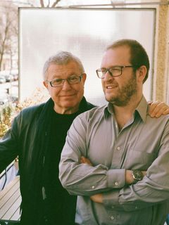 Daniel und Noam Libeskind. Der Vater legt einen Arm auf die Schulter seines Sohnes.