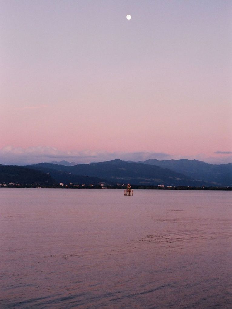 Abendstimmung mit Mond über dem Bodensee.
