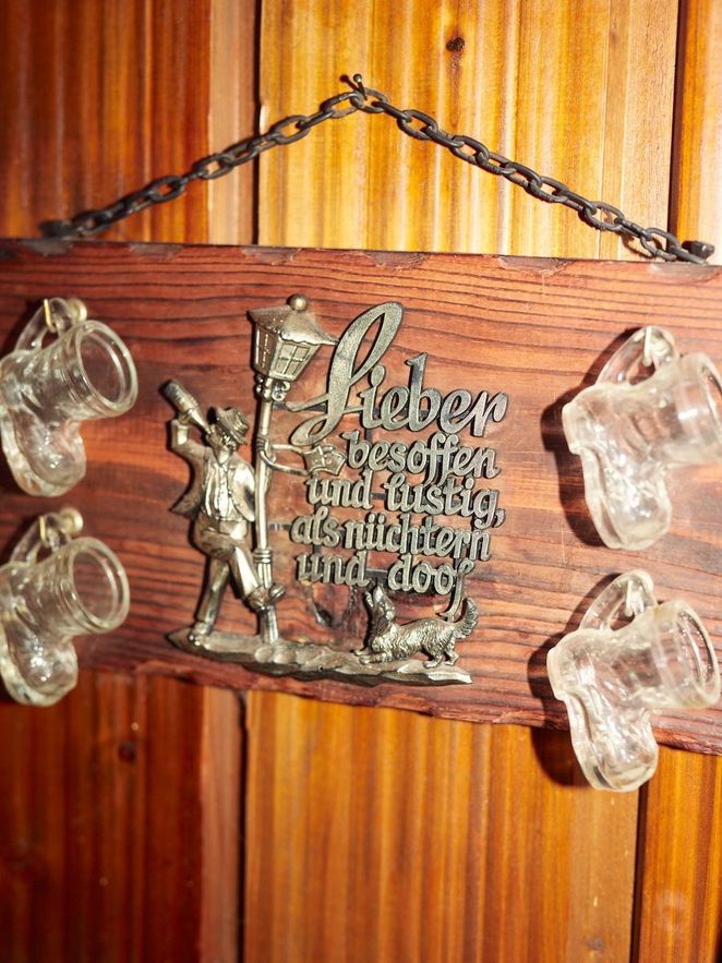 Emblem: "Lieber besoffen und lustig, als nüchtern und doof."