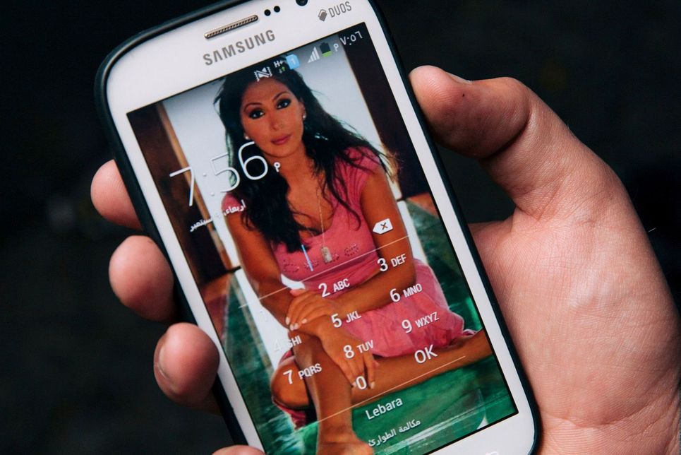 Foto einer jungen Frau auf einem Handydisplay.