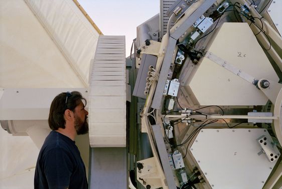 Oliver Wiloth am Sonnenteleskop Gregor.