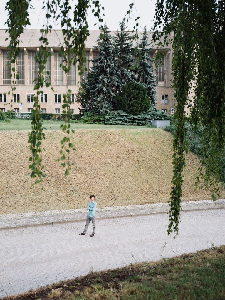Toman Barsbai, sehr klein, da er von oben fotografiert wurde, vor dem Gebäude des ehemaligen Flughafens Tempelhof.