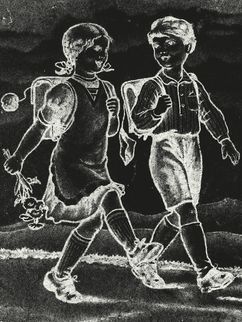 Tafelzeichnung mit weißer Kreide von zwei Schulkindern mit Schulranzen. Das Mädchen hält Blumen in der Hand und wendet sich lachend zu dem Jungen, der neben ihr läuft.