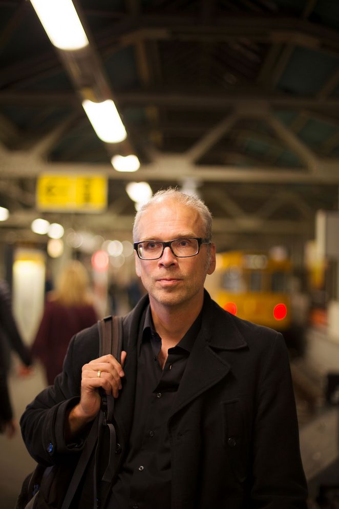 Franz Hölker an einem nächtlichen U-Bahnhof.