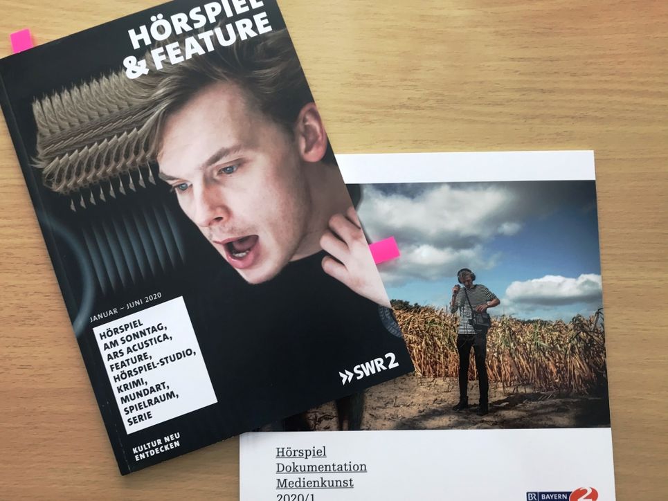 Zwei Programmhefte: "Hörspiel & Feature" des SWR und "Hörspiel, Dokumentation und Medienkunst" von Bayern 2.