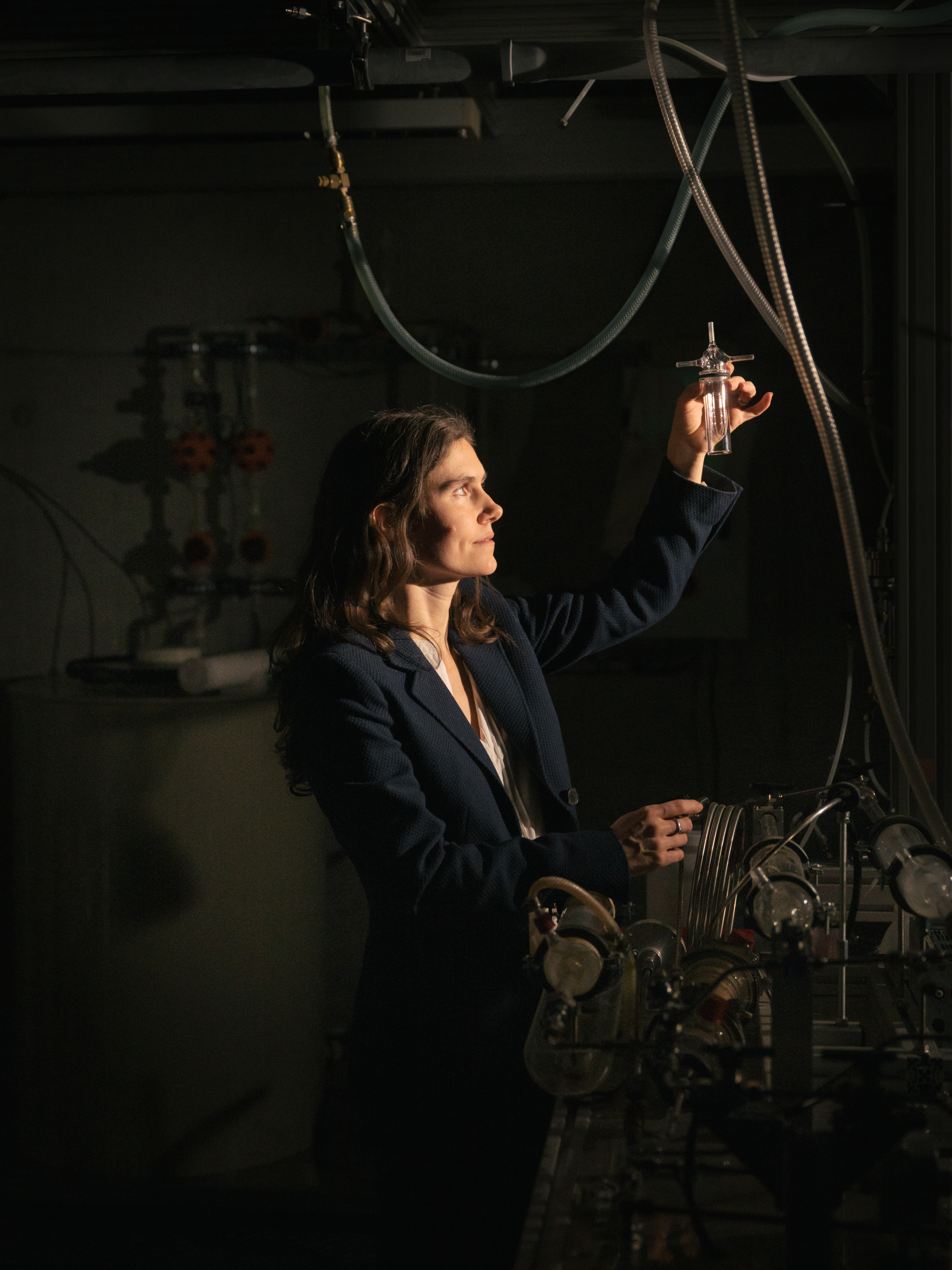 Die Physikerin Mira Pöhlker schaut auf ein Reagenzglas in ihrer Hand.