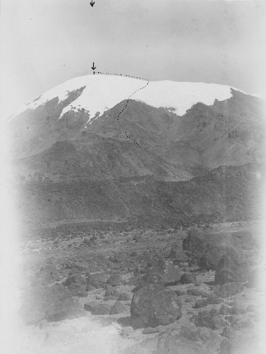 Der schneebedeckte Kilimandscharo mit eingezeichneter Route zum Gipfel.