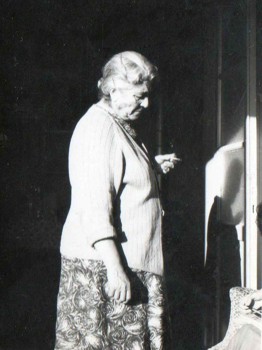 Antaram Abrahamian mit Zigarette im Profil.