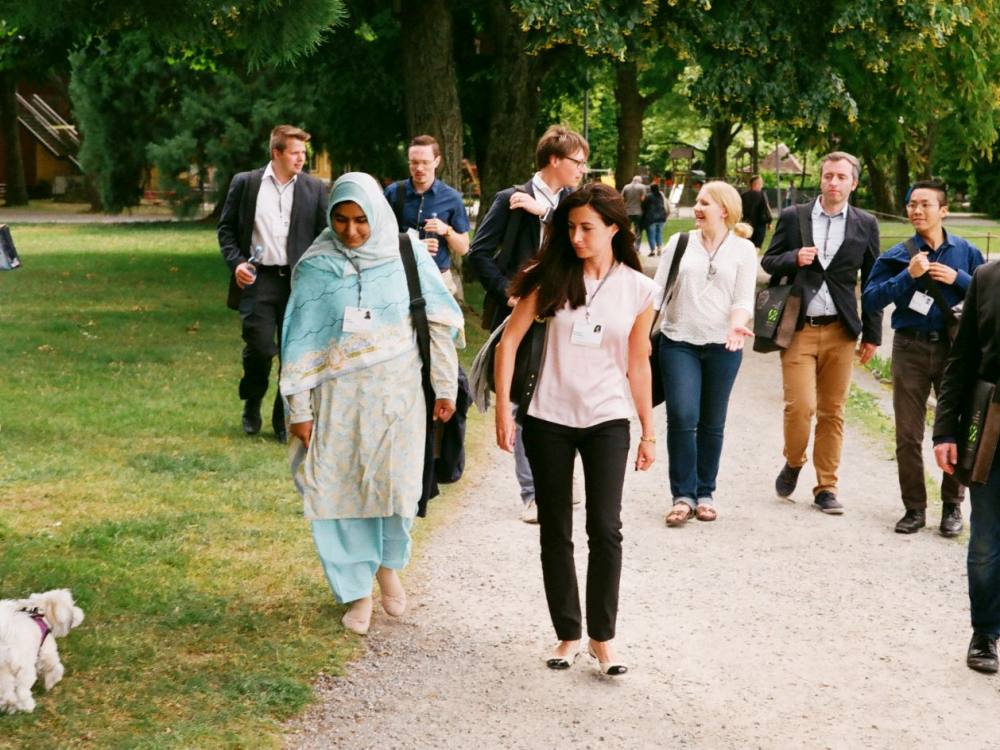 Eine Gruppe von Personen mit Namenschildern im sommerlichen Park.