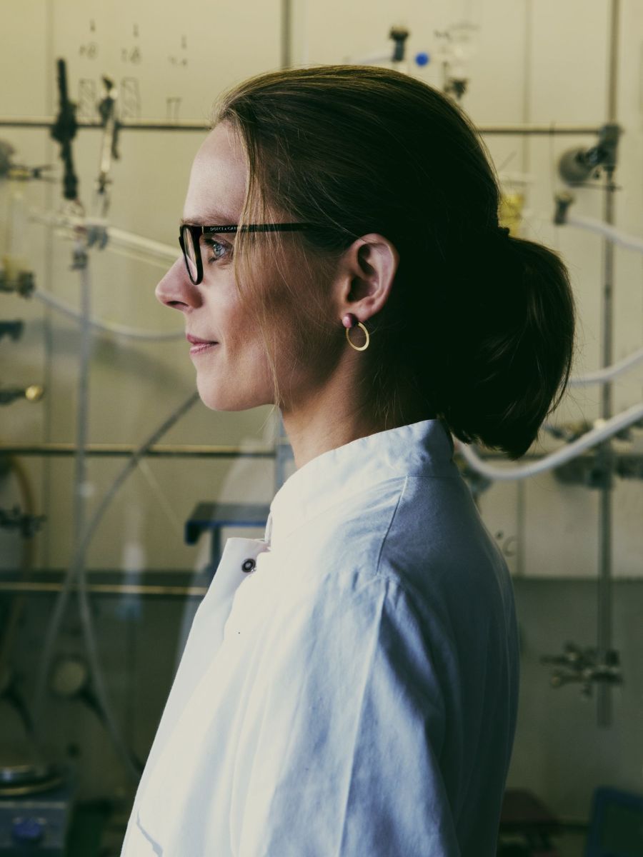 Laura De Laporte im Profil im Labor.