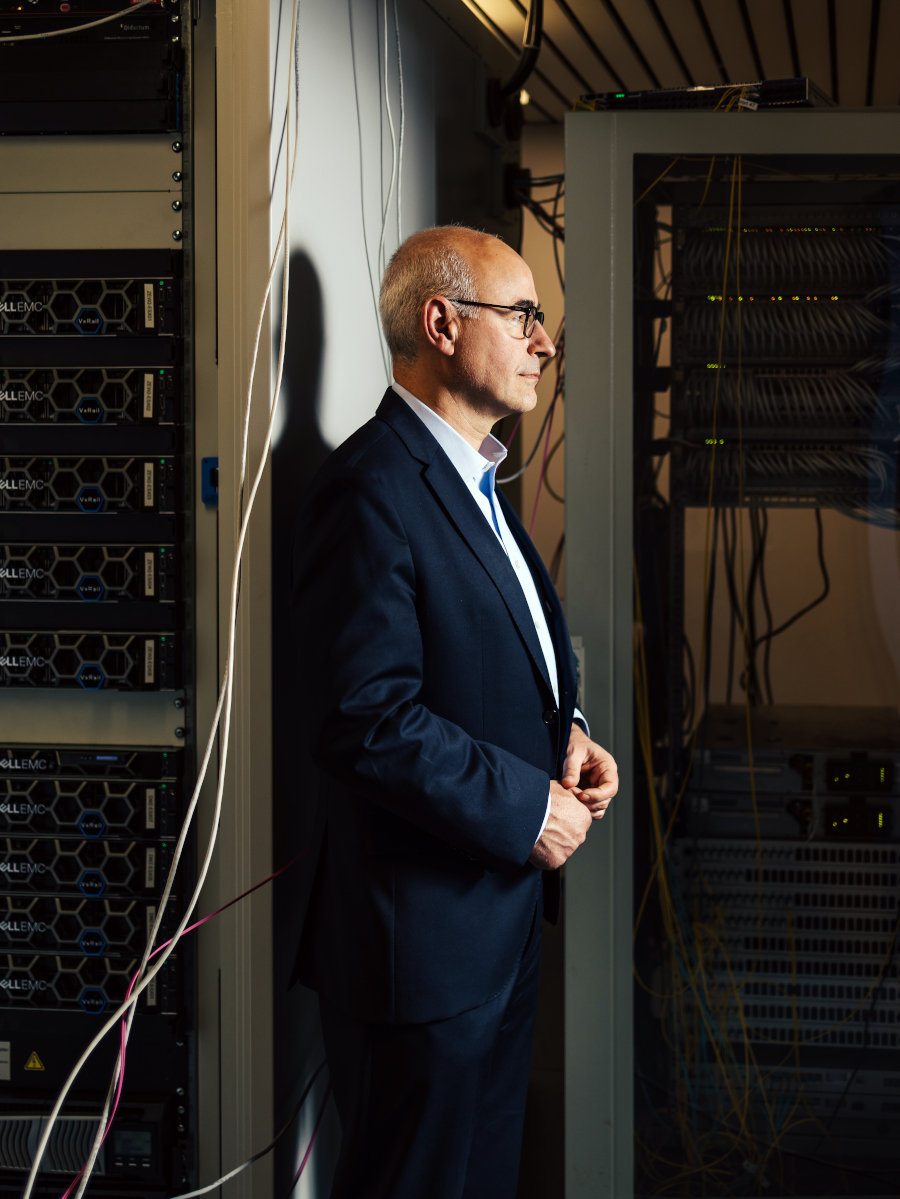 Achim Wambach im Profil in einem Serverraum.