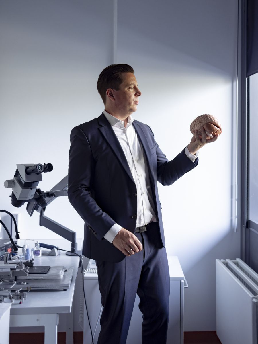 Albrecht Stroh hält Gehirn Leibniz Magazin