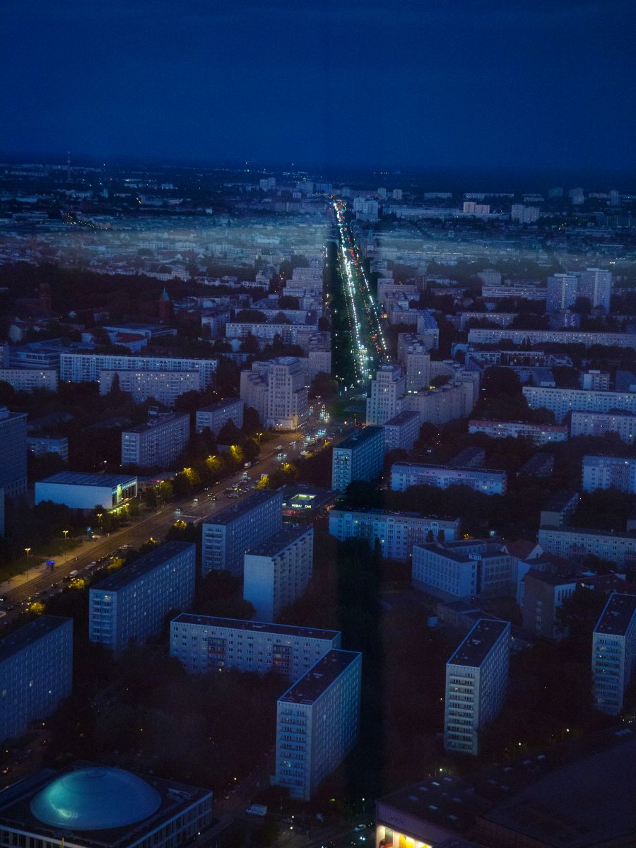 Helle Verkehrsader in einer nächtlichen Großstadt.