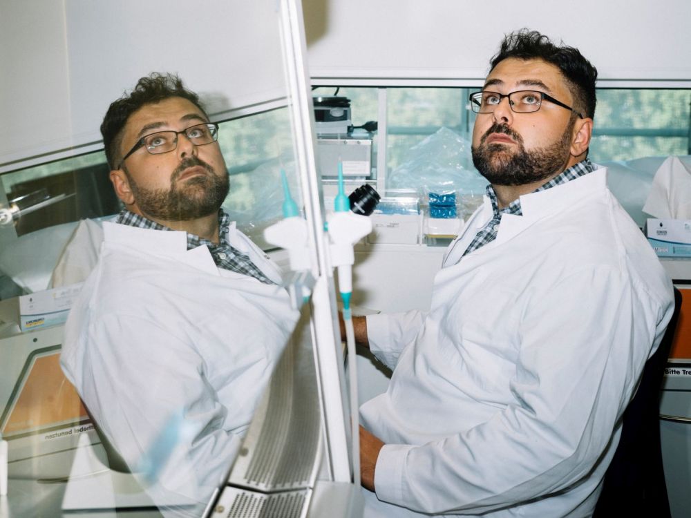 Francesco Neri und sein Spiegelbild im Labor.