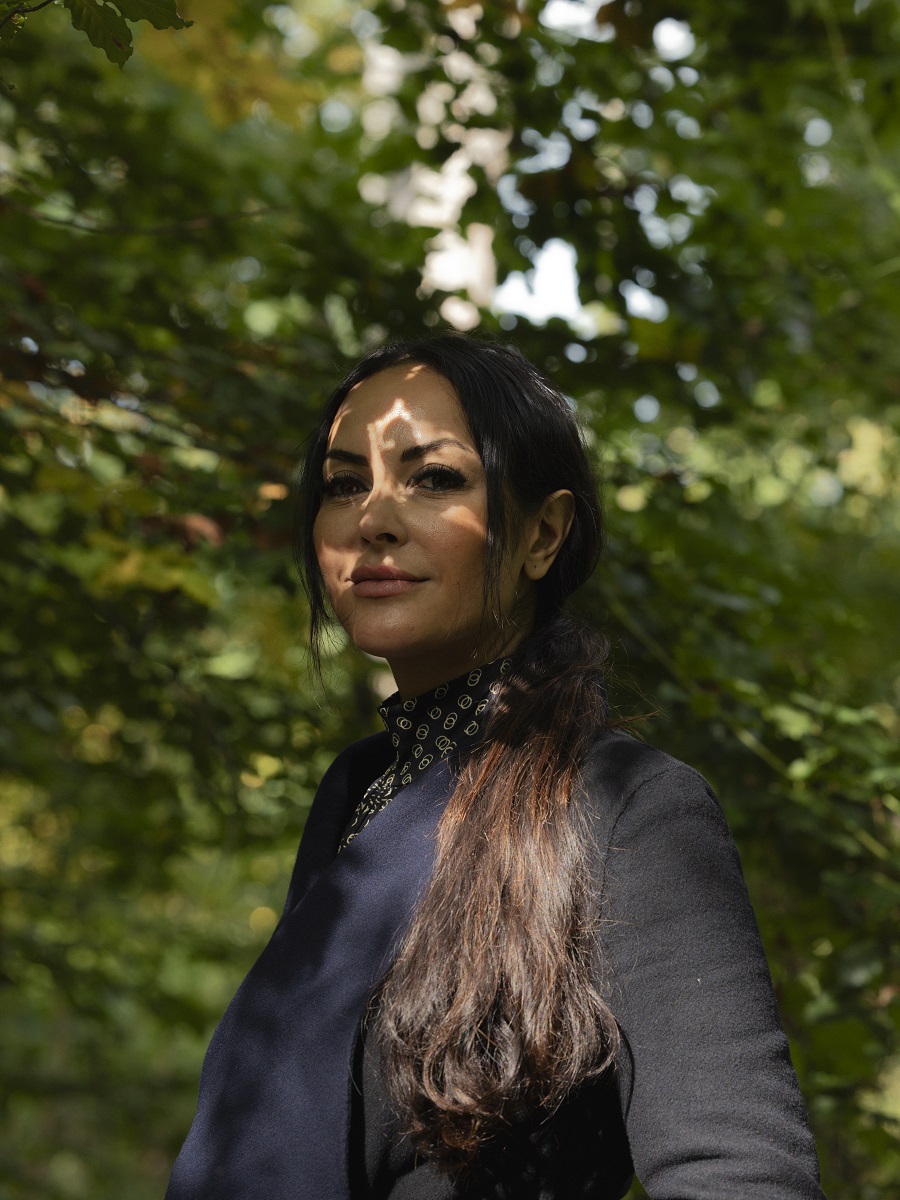 Donya Gilan im Wald