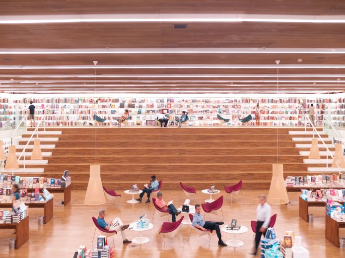 Lesende auf roten Sesseln in einer großen Buchhandlung.