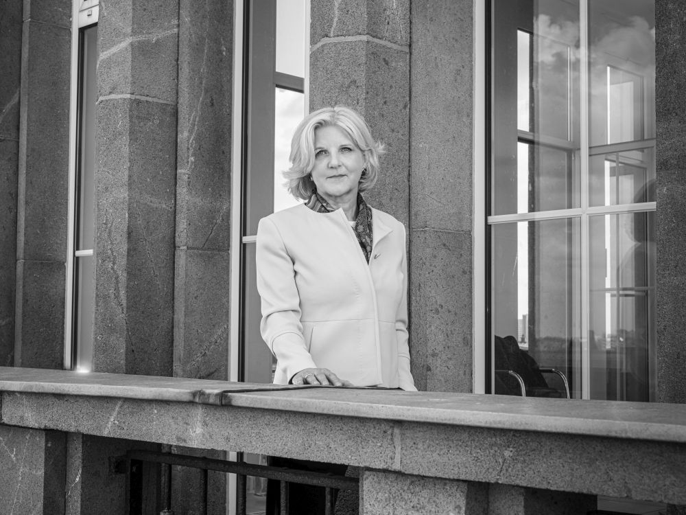 Leibniz-Präsidentin Martina Brockmeier auf dem Dach der Berliner Geschäftsstelle der Leibniz-Gemeinschaft.